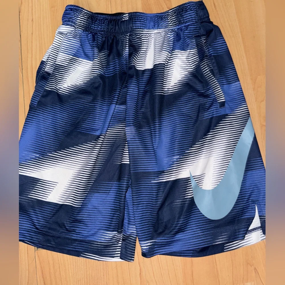 Nike shorts - Picture 1 of 3
